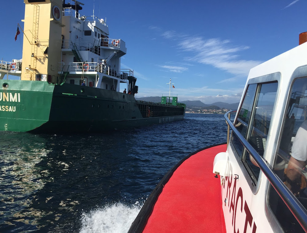 Lancha de practicaje y buque en el Puerto de Bilbao