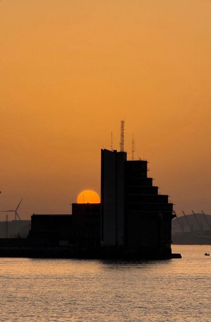 Atardecer sobre las instalaciones del puerto